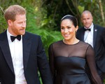 Vừa xuất hiện trên thảm đỏ, Meghan Markle đã bị người dùng mạng la ó bởi ngoại hình gây thất vọng trong bộ váy &apos;thảm họa&apos;