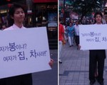 Xôn xao ảnh 12 năm trước của Song Joong Ki: 22 tuổi đã đi biểu tình &quot;Đàn ông không phải mỏ vàng của phụ nữ&quot;?