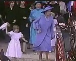 Nữ hoàng Anh hớt hải chạy theo William trong đám cưới con trai