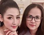 Á hậu Tú Anh được mẹ tháp tùng chạy show