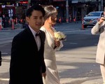 Đông Nhi - Ông Cao Thắng bị bắt gặp đang chụp ảnh cưới trên đường phố Sydney sau màn cầu hôn náo loạn showbiz