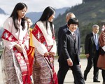 Gia đình Thái tử Nhật Bản đặt chân đến &quot;Vương quốc hạnh phúc&quot;, cộng đồng mạng phát sốt với khí chất ngút ngàn của các thành viên hoàng gia Bhutan
