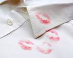Lỡ dính vết son môi trên áo, đây là cách khiến nó biến mất &apos;không còn dấu vết&apos;