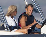 Tổng thống Pháp cởi trần đi tàu cao tốc với vợ