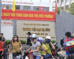 Sau vụ cháy Rạng Đông, học sinh trường Hạ Đình đeo khẩu trang kín mít đi học
