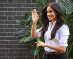 Meghan Markle lôi thôi, luộm thuộm khi trở thành nhà thiết kế thời trang