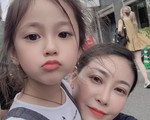 Mẹ con Hoa hậu Hà Kiều Anh khám phá chợ cá Tsukiji