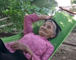 Cụ bà 83 tuổi nằng nặc xin trả sổ hộ nghèo