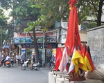 Phố cổ Hà Nội nhộn nhịp cờ hoa trước 'giờ G' trận đấu Việt Nam - Thái Lan