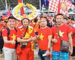 CĐV Việt 'nhuộm' đỏ màu cờ sắc áo trước SVĐ Thammasat trước trận gặp Thái Lan