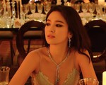 Song Hye Kyo hé lộ thêm ảnh mới bên bàn tiệc, váy áo buông lơi xinh ngất trời