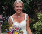 Cô dâu 57 tuổi mặc váy cưới cả tháng để không phí tiền