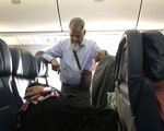 Bức hình người đàn ông đứng suốt 6 tiếng trên máy bay để nhường ghế cho vợ ngủ khiến cộng đồng mạng tranh cãi