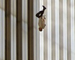 Đã 18 năm kể từ khi vụ khủng bố 11/9 đoạt mạng hàng nghìn người Mỹ, bức ảnh "người đàn ông rơi" vẫn không ngừng gây ám ảnh