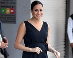 Bắt chước chị dâu Kate, Meghan Markle rủ mọi người ngồi xuống sàn chơi với các bé nhưng bị đứa trẻ phớt lờ thẳng thừng