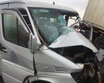 Ôtô chở 12 sư thầy tông xe container, ba người chết