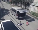 Sốc với hình ảnh xe ô tô chở học sinh tiểu học cua gấp khiến các bé rơi khỏi xe