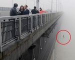 Đi tác nghiệp về ô nhiễm không khí, phóng viên tình cờ chụp được khoảnh khắc cuối cùng của cặp đôi nhảy cầu tự tử gây rùng mình