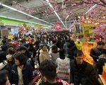 Xếp h&agrave;ng chờ thanh to&aacute;n trong si&ecirc;u thị ng&agrave;y gi&aacute;p Tết