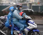 Trẻ nhỏ trùm chăn, khoác áo mưa chật vật theo chân bố mẹ rời Thủ đô về quê ăn Tết