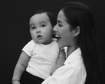 Phạm Hương tiếp tục khoe ảnh con trai khi mới 1 tháng tuổi, cậu bé trông xinh như búp bê