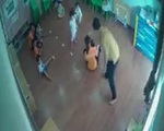 Phẫn nộ clip người đàn ông túm tóc đe dọa, thẳng tay tát vào mặt bé gái ngay trong lớp mầm non vì tranh giành đồ chơi với con mình