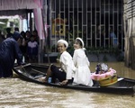 Cô dâu, chú rể ngồi thuyền trong lễ cưới ngày ngập lụt