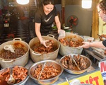 &quot;Bí mật&quot; quán cá kho phổ cổ Hà Nội, bà chủ bán 200kg cá mỗi ngày