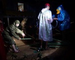 Quảng Trị: Đội mưa, căng mình trong đêm khắc phục sạt lở, tìm kiếm nạn nhân mất tích