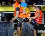 Quảng Bình: Trắng đêm ngược dòng nước lũ giải cứu hàng chục người hoảng loạn trên nóc xe khách bị cuốn trôi