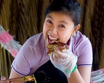 Cuộc sống hiện tại của Kim Thư bắt gà, làm món Campuchia