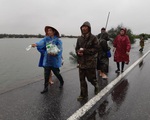 Lũ lụt bủa vây, hàng trăm người dân Quảng Bình ra đường tránh QL1A xin cứu trợ