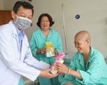Giám đốc Bệnh viện Chợ Rẫy thăm và tặng quà các nữ bệnh nhân ung thư