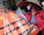 Miền Trung lũ chồng lũ, các chủ cửa hàng bán áo phao cứu sinh ở Hà Nội đều báo giá tốt cho các đoàn cứu trợ