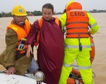 Công an Quảng Bình giải cứu 4 người bị lật thuyền chới với giữa biển nước