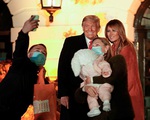 Vợ chồng Tổng thống Trump chào đón trẻ em dự tiệc Halloween