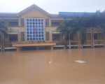Trường học sập tường, bung cửa vì lũ lụt