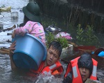 Nghệ An: Quân đội, công an khẩn trương di dời nhân dân ra khỏi vùng ngập lụt