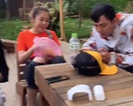 HOT: Hoài Lâm lộ ảnh mặc đồ đôi với gái lạ ở Đà Lạt sau 3 tháng ly hôn, giới thiệu là &quot;người yêu&quot; với mẹ ruột trên livestream