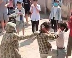 Mâu thuẫn cá nhân, nữ sinh lớp 9 Quảng Ninh bị đánh hội đồng trước cổng trường sau buổi học