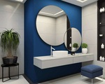 Sự kết hợp giữa sắc xanh, nội thất phù hợp giúp không gian phòng tắm mang vẻ sang trọng, thoáng đoãng, theo The spruce.