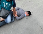 Đặc nhiệm hình sự nổ súng bắt tên cướp giật iPhone của cô gái đang chụp hình &apos;tự sướng&apos; trên phố Sài Gòn