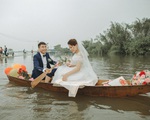 Thích thú ảnh cưới vượt lũ nhưng... vẫn vui của cặp đôi ở Hà Tĩnh