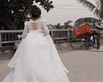 Cô dâu vẫn cố nhận hàng ship khi đang đám cưới