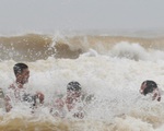 Biển động sóng cao phủ đầu, người dân Đà Nẵng vẫn liều mình tắm biển sau bão
