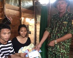 Bé gái Vân Kiều bị tràng hoa quấn cổ ra đời trong bão lũ ở Quảng Trị đã xuất viện về nhà