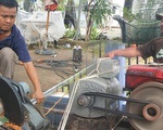 Ấm lòng sau cơn bão: Những người sửa mái tôn, 'chạy nước' miễn phí cho bà con miền Trung