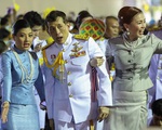 Vua Thái Lan cùng vợ con tươi cười xuất hiện giữa công chúng trước tin chỉ trích hoàng gia hoang phí