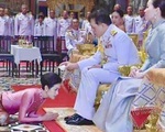 Hoàng quý phi quỳ rạp dưới chân Vua Thái Lan hành lễ, thái độ của Hoàng hậu lại gây chú ý