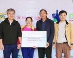 Báo Gia đình và Xã hội trao quà hỗ trợ đến người dân xã Tân Hóa, tỉnh Quảng Bình